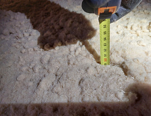 Zateplení stropu dřevostavby rodinného domu pomocí foukané izolace